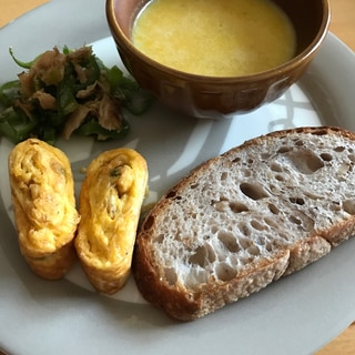 カボチャスープとパンの朝ごはんプレート